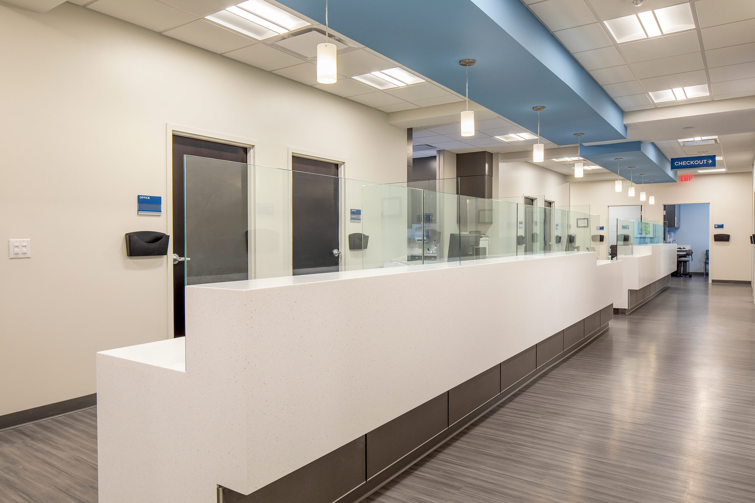 MedStaffLongDesk-385A1212-worthingtonimages2021_RT-web